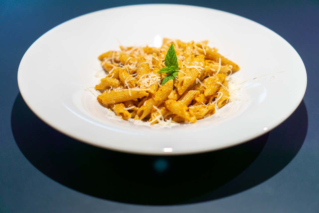 Cover image for Penne mit Spitzpaprika-Haselnuss-Pesto